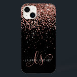Glam Ro Guld Glitter Elegant Monogram<br><div class="desc">Glam Ro Guld Glitter Elegant Monogram iphone case. Anpassa enkelt den här chicen av trendig-telefonväska med elegant ro guld mousserande glitter mot svart bakgrund. Designen har ditt handskrivna skriptmonogram med söt-snurrar och namn.</div>