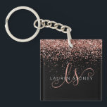 Glam Ro Guld Glitter Elegant Monogram<br><div class="desc">Glam Ro Elegant Monogram Keychain i Guld i Glitter anpassar enkelt det här trendigets nyckelkedjedesign för chic med elegant ro i guld som gniger glitter i i på en svart bakgrund. Designen har ditt handskrivna skriptmonogram med söt-snurrar och namn.</div>