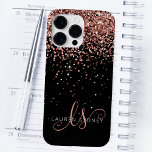 Glam Ro Guld Glitter Elegant Monogram<br><div class="desc">Glam Ro Guld Glitter Elegant Monogram iphone case. Anpassa enkelt den här chicen av trendig-telefonväska med elegant ro guld mousserande glitter mot svart bakgrund. Designen har ditt handskrivna skriptmonogram med söt-snurrar och namn.</div>