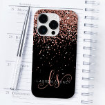 Glam Ro Guld Glitter Elegant Monogram<br><div class="desc">Glam Ro Guld Glitter Elegant Monogram iphone case. Anpassa enkelt den här chicen av trendig-telefonväska med elegant ro guld mousserande glitter mot svart bakgrund. Designen har ditt handskrivna skriptmonogram med söt-snurrar och namn.</div>