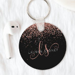 Glam Ro Guld Glitter Elegant Monogram Nyckelring<br><div class="desc">Glam Ro Elegant Monogram Keychain (Monogram-nyckelkedjan),  som gör att du enkelt kan anpassa det här trendiget chic-nyckelkedjedesignen med elegant Guld Glitter i ro på guld på svart bakgrund. Designen har ditt handskrivna skriptmonogram med söt-snurrar och ditt namn.</div>