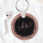 Glam Ro Guld Glitter Elegant Monogram Nyckelring<br><div class="desc">Glam Ro Elegant Monogram Keychain (Monogram-nyckelkedjan),  som gör att du enkelt kan anpassa det här trendiget chic-nyckelkedjedesignen med elegant Guld Glitter i ro på guld på svart bakgrund. Designen har ditt handskrivna skriptmonogram med söt-snurrar och ditt namn.</div>