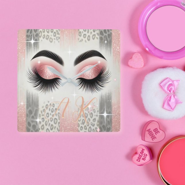 Glam Rosa Glitter Eyelash Monogram Fyrkantig Klocka (Glam pink glitter lashes monogram wall clock — perfect gift for bride, MOH, or beauty lover

)