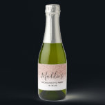 Glam Rosa Ombre Glitter Bachelorette Bride Namn Ch<br><div class="desc">Roligt,  söt,  personlig etikett för bachelorettfest. Kan anpassas helt efter dina behov i kostym. © Gorjo Designs. Gade åt dig via Zazzle-plattformen. // Behöver du hjälp med att anpassa din design? Har andra idéer? Kontakta mig gärna (Zoe) direkt.</div>