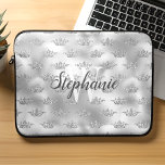 Glam Silver Foil Glitter Krona Mönster Monogram Laptop Fodral<br><div class="desc">Med den här sleeven i chicen kan du lägga till ett glamortryck till din bärbara dator,  med en faux glitter krona mönster på en faux silver-folie. Anpassa den med det inledande vita serif-teckensnittet och ditt namn i det moderna kalligrafiskriptet för kol-grått.</div>