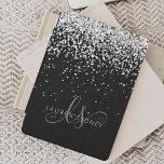 Glam Silver Glitter Elegant Monogram iPad Mini Skydd<br><div class="desc">Glam Silver Glitter Elegant Monogram ipad cover. Anpassa enkelt den här chicen av trendig med  som ger elegant silver mousserande glitter mot svart bakgrund. Designen har ditt handskrivna skriptmonogram med söt-snurrar och ditt namn.</div>