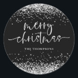Glam Silver Glitter God jul Black Runt Klistermärke<br><div class="desc">Glam Silver Glitter God jul Black. Glitzy stil med silver faux glitter på svart och ett skript för elegant på God jul. Anpassa ditt namn enkelt.</div>