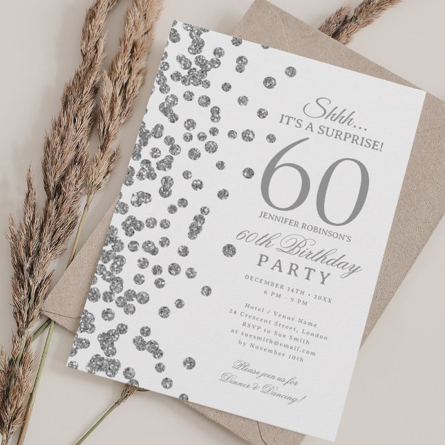 Glam Silver Glitter Överraskning 60-årsfest Inbjudningar (Glam Silver Glitter Surprise 60th Birthday Party Invitation)