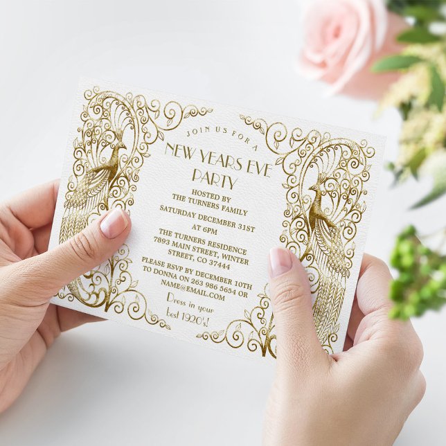 Glam White Guld Art Deco Peacocks Nyårsafton Inbjudningar (New Years eve party invitation, gold peacock Art Deco new year party invite, trendy peacock new year)