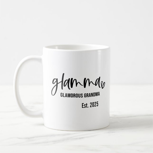 Glamma Glamourous Grandma, Etablerad 2025 Kaffemugg (Vänster)
