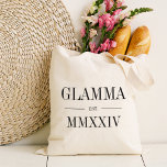 Glamma Roman Numeral Year Etablerad Tygkasse<br><div class="desc">En modern minimalistisk väska för att fira en chic mormor,  den här rena,  minimala toten innehåller "Glamma" eller ditt val av smeknamn i smeknamn i svart smycke. Anpassa med året som hon blev en mormor under elegantens romerska siffror för en chic.</div>