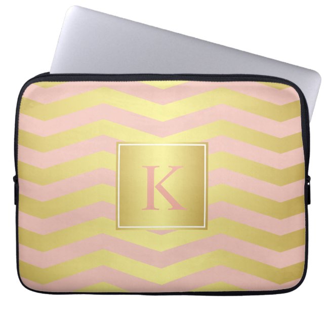 Glamor Rosa och Guld Chevrons med Monogram Laptop Fodral (Framsidan)