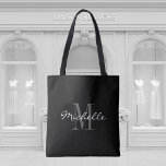 Glamorerad svartvit monogram tocksäck tygkasse<br><div class="desc">Glamorerad svart och vit monogram totepåse. Snyggtens monogrammerade utformning med skripttypografi för personlig namn. Lägg till din egen anpassningsbar, första brev. Klassfesten föredrar en presentidé för chic bröllop, finare, födelsedag, årsdag, bachelorette, förlovning, flickor helg, möhippa osv. Anpassadets bakgrund färg. Tillbehör till trendig för kvinnor och flickor. Gör dig till brud,...</div>