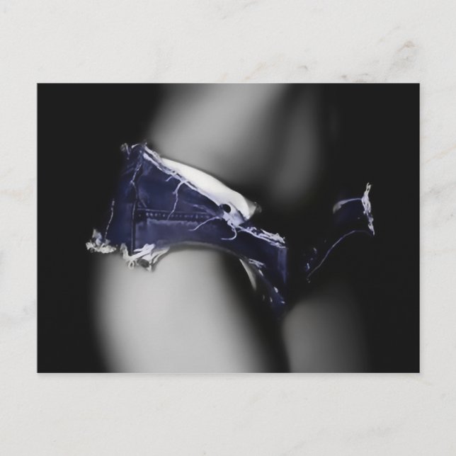 Glamorflicka som pockar på jeans kort, perfekt vykort (Framsida)