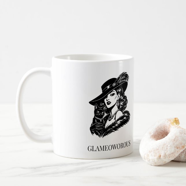 Glamorös kvinna med katt modeillustration kaffemugg (Med munk)