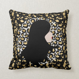 Glamorös kvinna på dubbelton leopard-utskrift kudde