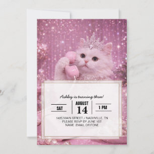 Glamorös prinsesskatt som använder telefon inbjudningar