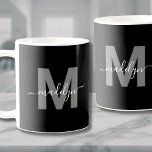 Glamorös Svart Vit Namnmonogram Kaffemugg<br><div class="desc">Personlig modern svart-vit initial skriptnamn monogram kaffemugg. Denna snygga monogrammugg kombinerar en modern minimalistisk stil med en enkel men stilren look, perfekt för alla kaffe- eller teälskare. Med en djärv grå initial på svart bakgrund och ett vitt skriptnamn, har denna mugg monogrammet visat på båda sidor, vilket ger den en...</div>