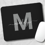Glamoröst Svart Vitt Namn Monogram Musmatta<br><div class="desc">Personlig elegant modern svart-vit initialmonogrammusmattor. Lägg till en touch av sofistikering på ditt arbetsutrymme med denna snygga musmatta. Den har en snygg grå initial centrerad på en skarp svart bakgrund, kompletterad med en ren och modern design. Genom att kombinera elegans med praktiskhet är denna musmatta perfekt för alla hemmakontor eller...</div>
