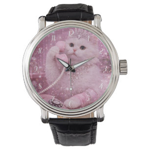 Glamourös prinsesskatt som använder rosa telefon armbandsur
