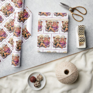 Glamourösa äldre damer med rödvin presentpapper