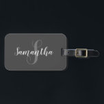 Glamourous Grått och White Monogram Bagagebricka<br><div class="desc">Glamourous Grått och White Monogram Ut på bagagekarusellen med en anpassningsbar bagagetagg från Zazzle! Denna bagagetapp är ett redo att stå upp mot reskraven från alla vägkrigare eller sökare i äventyr. Med utskriften av AcryliPrint®HD-processaa visar din märkre design, text och foton på ett mycket tydligt sätt och på ett strålande...</div>