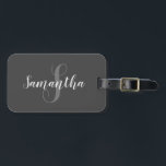Glamourous Grått och White Monogram Bagagebricka<br><div class="desc">Glamourous Grått och White Monogram Ut på bagagekarusellen med en anpassningsbar bagagetagg från Zazzle! Denna bagagetapp är ett redo att stå upp mot reskraven från alla vägkrigare eller sökare i äventyr. Med utskriften av AcryliPrint®HD-processaa visar din märkre design, text och foton på ett mycket tydligt sätt och på ett strålande...</div>