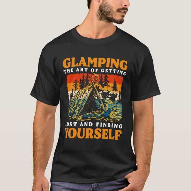Glamping The Of Getting Lost And Finding Yourself T Shirt (Framsida)