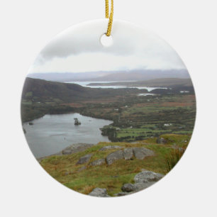 Glanmore sjön från Healy passerar Irland. Runt Julgransprydnad Keramik