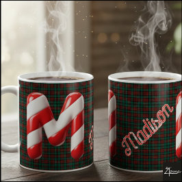 Glänsande julstav i randigt godisstrip med bokstav kaffemugg