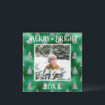 Glänsande metallisk glitter Merry & Bright Julkort<br><div class="desc">Merry & Bright-typografi.  Grön falsk metallisk med silverglittrande tallar med ditt favoritfoto i mitten.  Personifiera med ditt meddelande och namn på baksidan.  Det perfekta högtidliga hälsningskortet.</div>