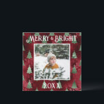 Glänsande röd metallfärg med Merry & Bright Photo Julkort<br><div class="desc">Merry & Bright-typografi.  Röd falsk metallisk med gröna metalliska julgranar med ditt favoritfoto i mitten.  Personliggör med ditt meddelande och namn på baksidan.  Det perfekta julhälsningskortet.</div>