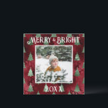 Glänsande röda metalliska Merry & Bright Foto Julkort<br><div class="desc">Merry & Bright-typografi.  Röd falsk metallisk med gröna metalliska julgranar med ditt favoritfoto i mitten.  Personliggör med ditt meddelande och namn på baksidan.  Den perfekta högtidliga hälsningskortet.</div>