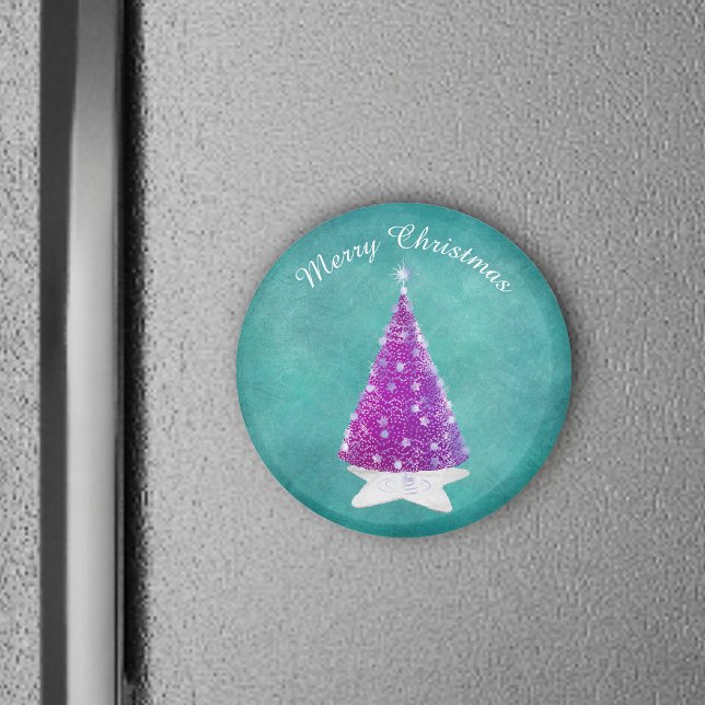 Glänsande rosa julgran silverstjärnor teal magnet (Shiny pink tree star rug silver ornament on Merry Christmas teal round magnet.)