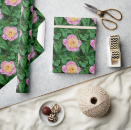 Glänsande rosa peony med gröna blad hantverk  presentpapper
