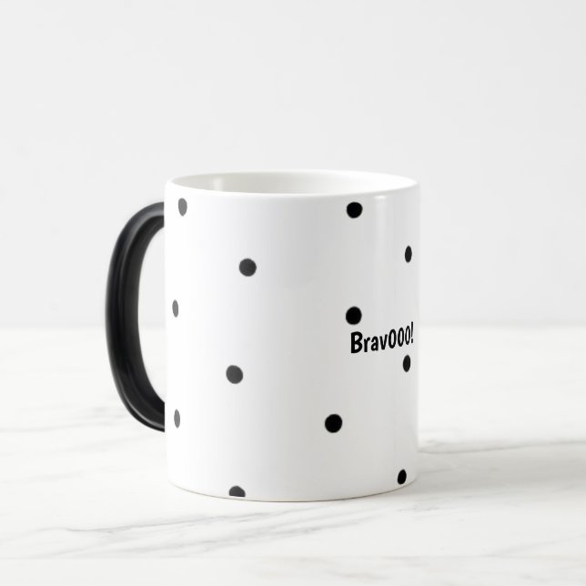 Glänsande svart prickig mugg – minimalistisk accen (Framsida vänster)