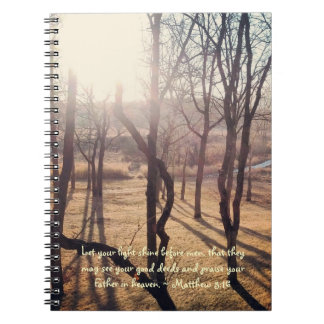 Glänsande till och med journalen anteckningsbok med spiral