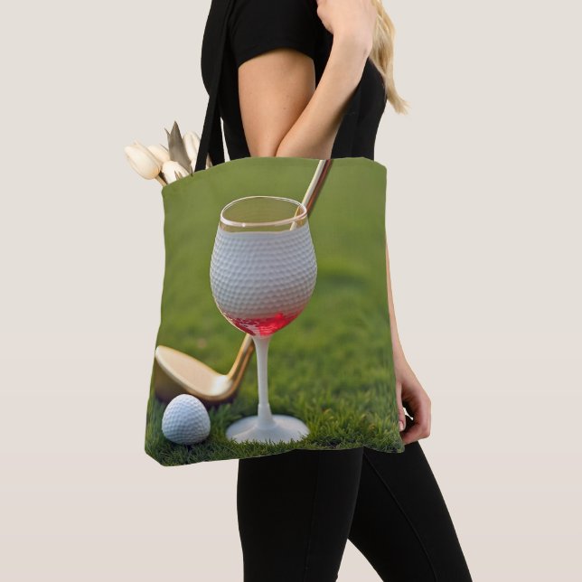 Glas av Golf Boll med Vin med Guld Putter Tygkasse (Närbild)
