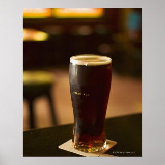 Glas av Irish ale in pub Poster