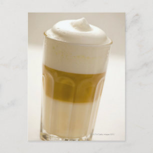Glas av latte macchiato, tillsluten vykort
