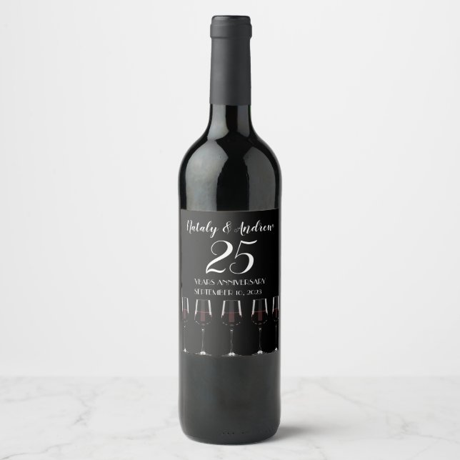 Glas av röd vin på svart vinflaska etikett (Framsida)