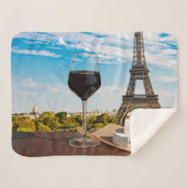 Glas av vin med brieost på Eiffel torn