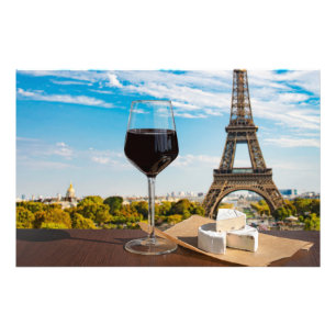 Glas av vin med brieost på Eiffel torn Fototryck