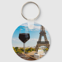 Glas av vin med brieost på Eiffel torn