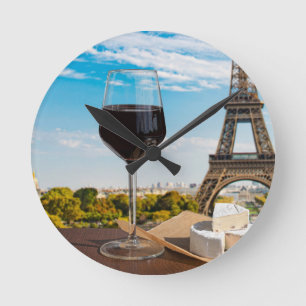 Glas av vin med brieost på Eiffel torn Rund Klocka