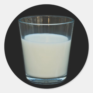 Glas från mjölk-klistermärken runt klistermärke