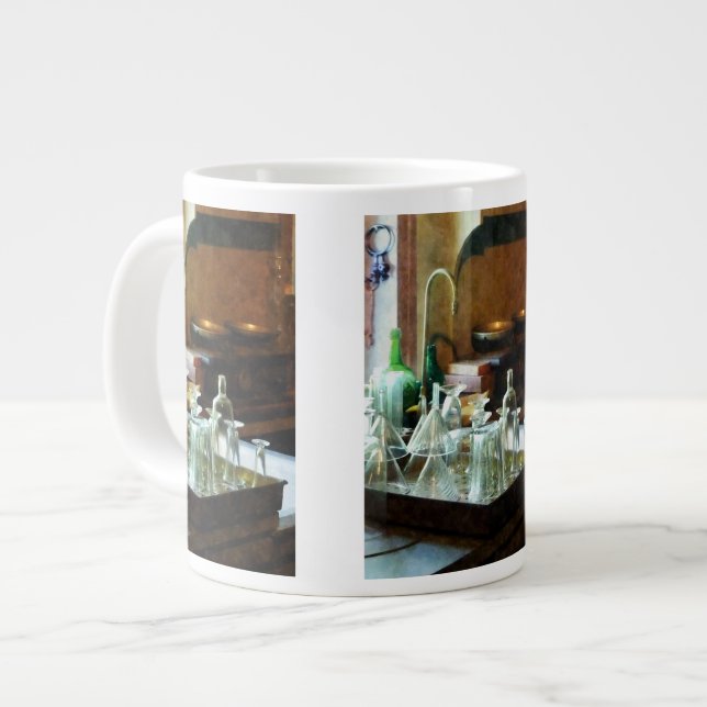 Glas Funnels och Flaskor Jumbo Mugg (Framsida vänster)