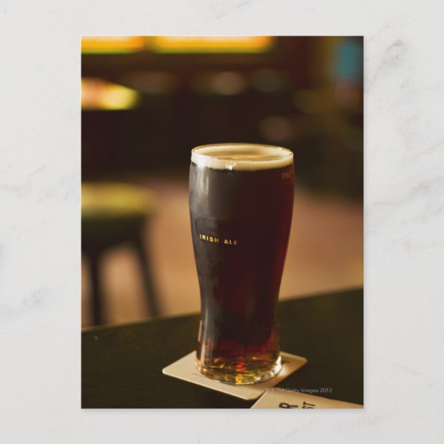 Glas irländsk ale i pub vykort (Framsida)
