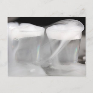 Glas med vatten och torr is vykort