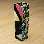 Glas, Mönster X-mas Presentask för Vinflaska<br><div class="desc">Vi gjorde Mönster från Black Cardboard,  som var fastsatt i glaset,  Pappert med Biet av Färgad Kite Papper bakom.
Vi gjorde också en stjärna av samma material och en jul Boll med God jul Lettering. 
Det är en fin färggrann Presentask för Vinflaska.</div>